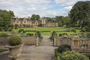How Estate Gardens Reflect the Character of a Property